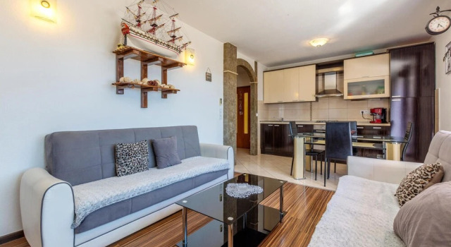 Amazing Apartment in Duce With Wifi and 3 Bedrooms, Rezerwuj Apartament Hotele w Split-Dalmatia County z parkingiem, Parking