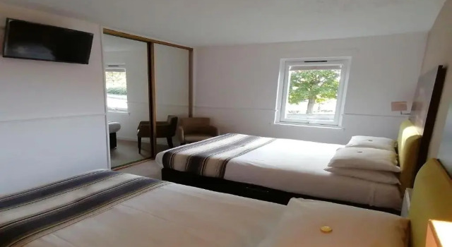 Трёхместный номер Standard Livingston Lodge Hotel