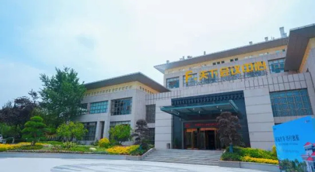 F World Conference Center Hotel (Wuhan Tianhe Airport Julong Avenue Subway Station Branch)