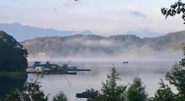 Standard cvadruplă cameră cu vedere la lac Yue Lake Backpackers