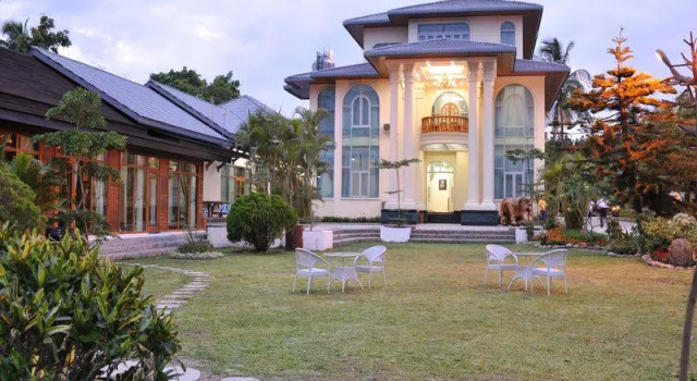 Четырёхместный люкс Presidential Myitkyina Plam Spring Resort Hotel