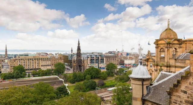 Sumptuous 2BR Apt Next To Edinburgh Castle!
