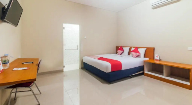 Номер Deluxe OYO 1448 Mangga Dua Guest House
