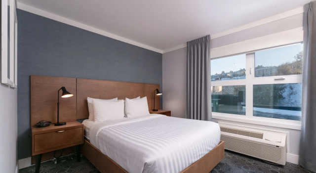 Четырёхместный люкс Prestige Kamloops Hotel
