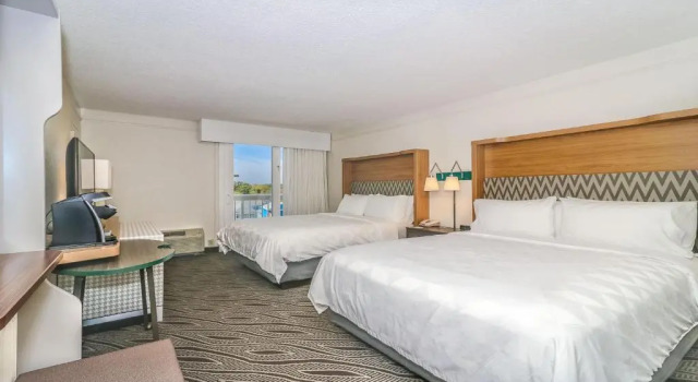 Четырёхместный номер Standard с балконом и с видом на город Holiday Inn Resort Oceanfront at Surfside Beach by IHG