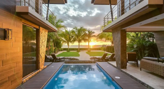 Коттедж Beachfront Villa - Sunsets and Daily Maid Service