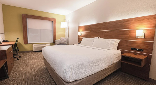 Люкс c 1 комнатой Holiday Inn Express Hotel & Suites East Lansing by IHG