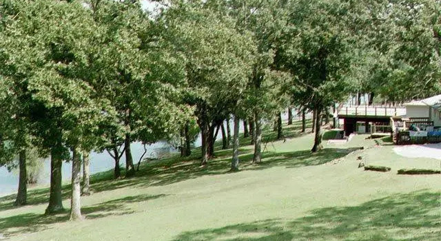Schooner Creek Resort, Забронировать Курортный отель Отели Table Rock Lake с парковкой, Парковка