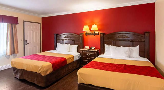 Четырёхместный номер Standard Econo Lodge Long Beach I-405