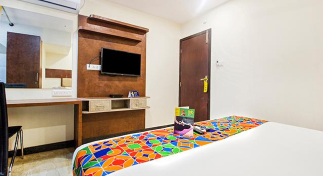 Номер Deluxe FabHotel Crown Suites - Nr Sony Signals