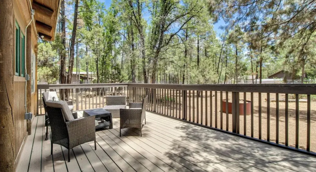 Коттедж Cozy Log Cabin on 1/2 Acre in Lakeside!