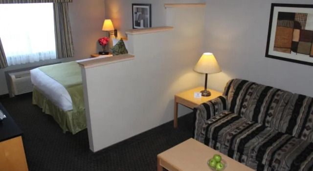 Номер Standard Travelodge by Wyndham Fort McMurray