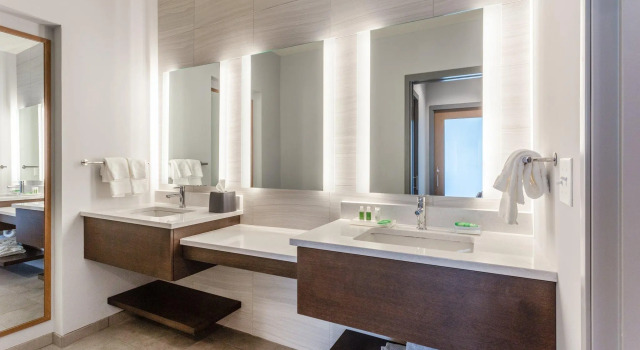 Двухместный люкс c 1 комнатой Holiday Inn & Suites Cedar Falls-Waterloo Event Ctr by IHG