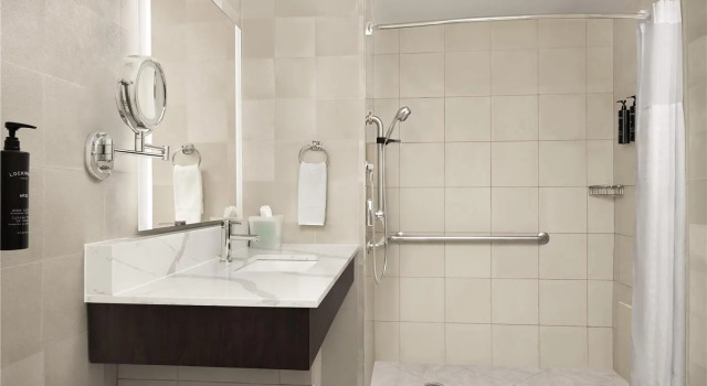 Номер Standard Virginia Crossings Hotel, Tapestry Collection by Hilton