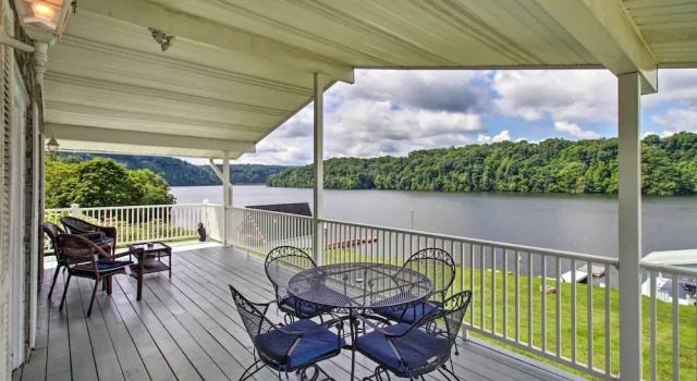 Lakefront Hiwassee Home w/ Private Dock & Deck!, Réserver Hôtel Hiwassee Virginie