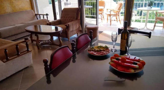 Студия с балконом и с видом на море Apartmani Neda Bane