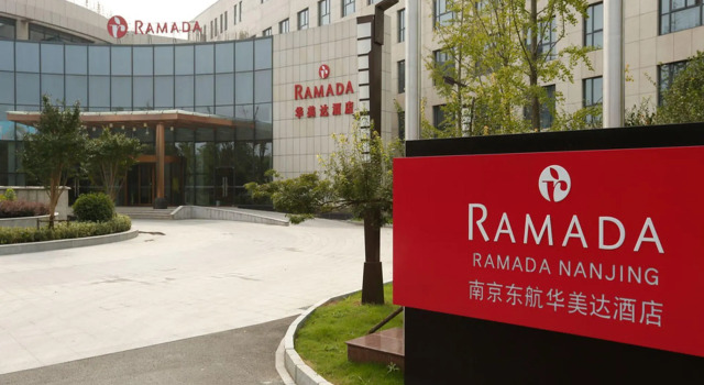 Luksusowy dwuosobowy suite Ramada Nanjing