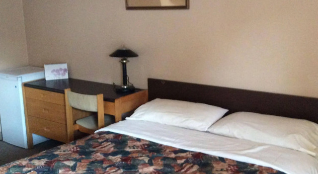 Parkwood Motor Inn, Book Hotel Hoteller i Sundre med parkering, Parkering