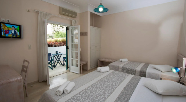 Трёхместный номер Standard Hotel Andreas