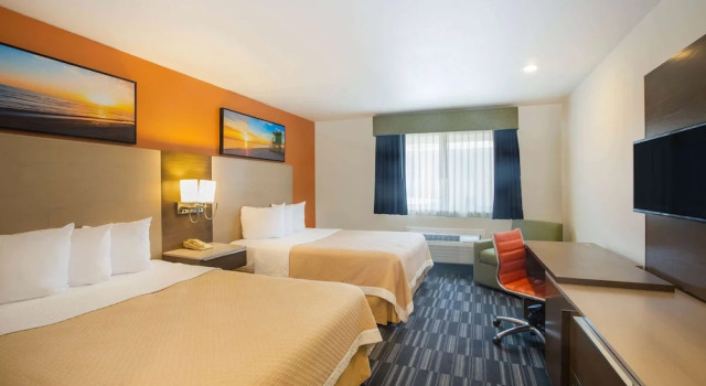Четырёхместный номер Days Inn by Wyndham Monterey Downtown