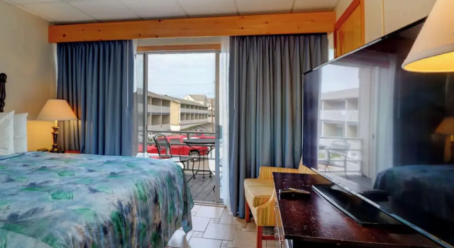 Четырёхместный номер Standard с балконом и с видом на океан Waves Oceanfront Resort