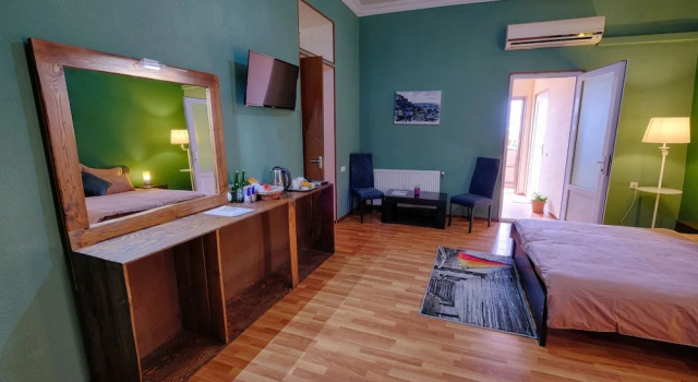 Семейный номер Standard с балконом Euphoria Inn