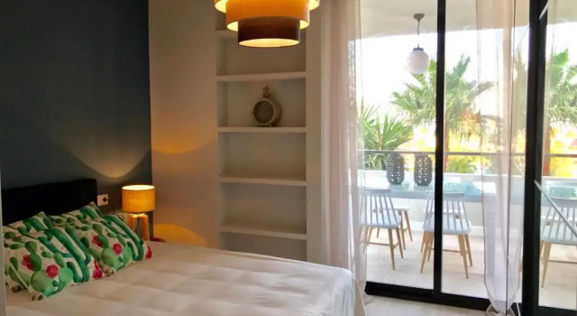 LUXURY HOUSE 110 m2 on the BEACH, POOL, PARKING, Забронировать Апартаменты/квартира Отели Торремолинос с бассейном, рядом с Парафия Архангела Михаила, Бассейн
