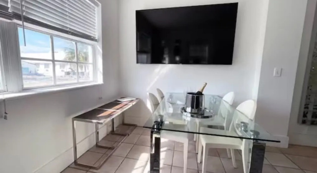 South Beach Bachelor Ette 7BR 4BA - 16 Single Beds