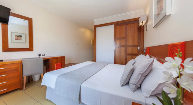 Четырёхместный номер Standard с балконом Hotel Praia Sol