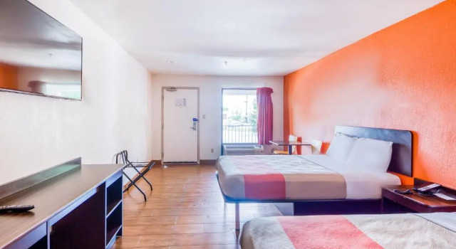 Четырёхместный номер Premium Motel 6 Denham Springs, LA