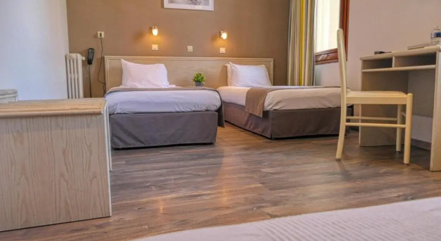 Camera tripla Standard CitHotel Le Louvre Orange