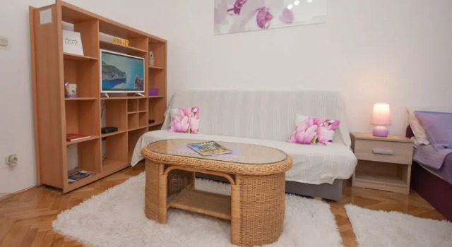 Studio apartment Tina, Prenota Appartamento Splitska 