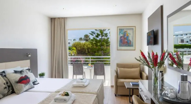 Habitación doble Estándar con balcón Queens Bay Hotel
