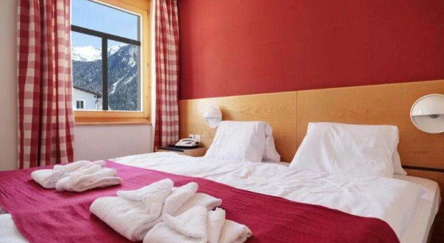 Aurora-Ardez, Book Hotel  