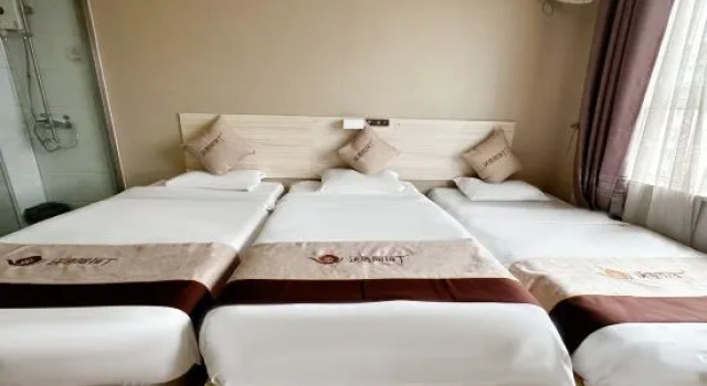 Кровать в общем номере Aladdin Hotel, Jiaobei