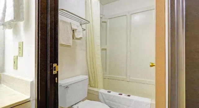 Четырёхместный номер Standard Brookville Inn By OYO Near Dayton International Airport