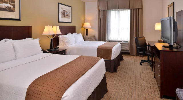 Четырёхместный номер Standard Holiday Inn Madison at The American Center by IHG