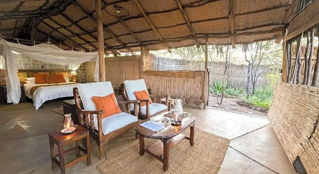 Кровать в общем номере Taita Falcon Lodge