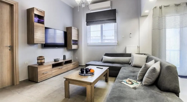 Spacious 3-Bedroom Apartment 90M From Train