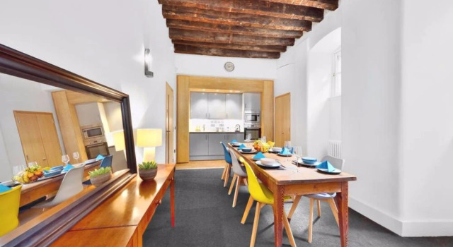 2 Bedroom Apartment on Royal Mile, Забронировать Апартаменты/квартира Эдинбург Midlothian, рядом с Национальный музей Шотландии