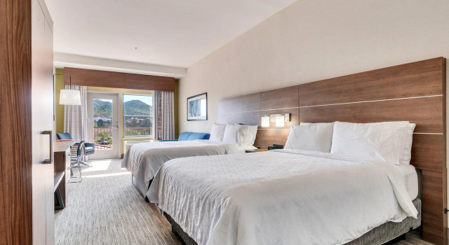 Четырёхместный номер Standard Holiday Inn Express Hotel & Suites Lake Elsinore by IHG