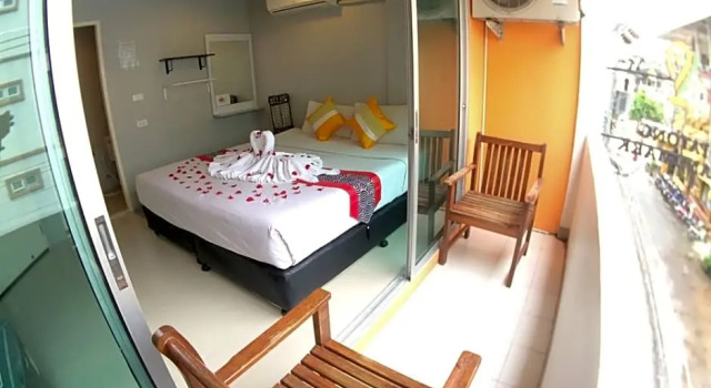 Двухместный номер Deluxe с балконом и с красивым видом из окна The Room Patong Hotel