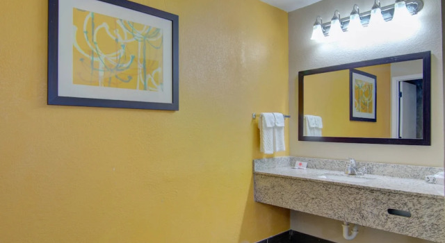 Люкс Deluxe Westbridge Inn & Suites