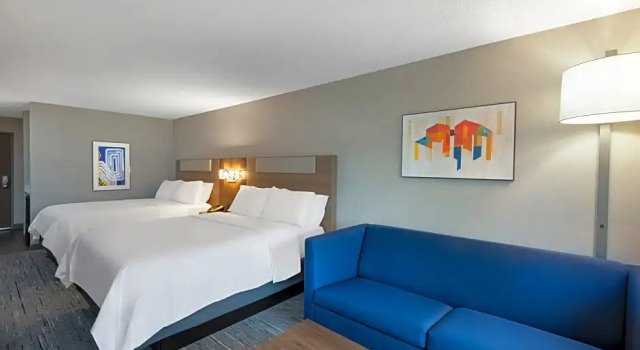Четырёхместный люкс Holiday Inn Express & Suites Wadsworth by IHG