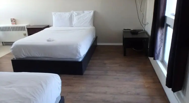 Четырёхместный номер Standard с балконом Wheel Inn Motel