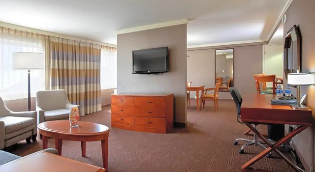 Четырёхместный люкс Sheraton Niagara Falls