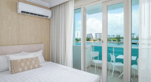 Четырёхместная студия Deluxe с балконом и с видом на залив Ocean Breeze Villa