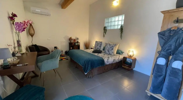 Mas de la Butte Blanche, Rezerwuj Bed and Breakfast Hotele w Orgon z basenem, Basen