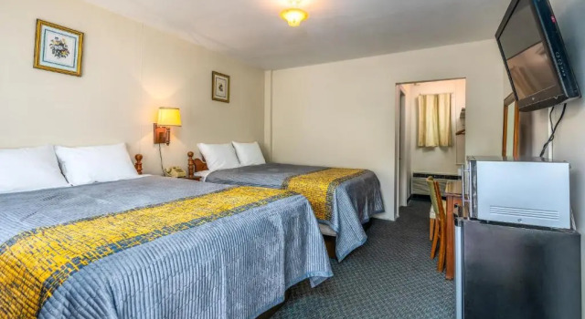 Четырёхместный номер Standard Parkway Inn
