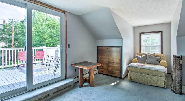 Walk to Beach: Maine Home w/ Hot Tub & Deck!, Buchen Sie Ferienhaus Old Orchard Beach 